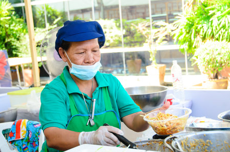 December 17, 2020, Nonthaburi, Thailand, street vendors selling food in the marketのeditorial素材
