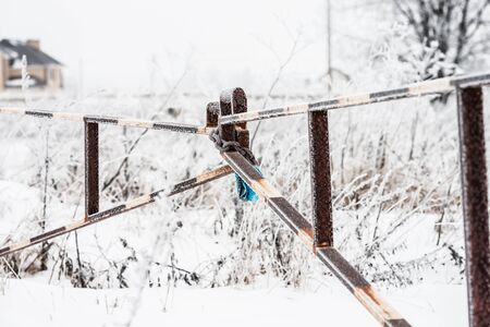 winter landscape gate closed on the lock with chain
の写真素材