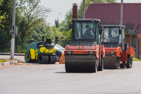 Laying a new drill bitumen asphalt in the city
