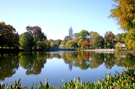 Lake in city park with skyline in backgroundの写真素材