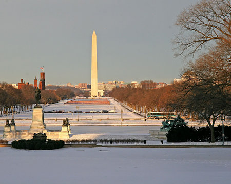 The Washington mall in snow with Washington monumentの写真素材