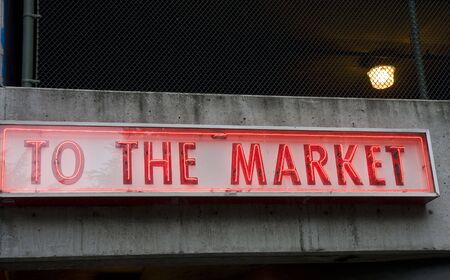 A red neon sign saying to the marketの写真素材