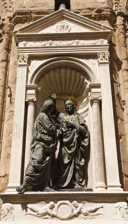 Stautes on a catholic church in florence italyの写真素材