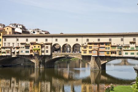 A view of the bridge ponte vecchio across the arno river in florence italyの写真素材