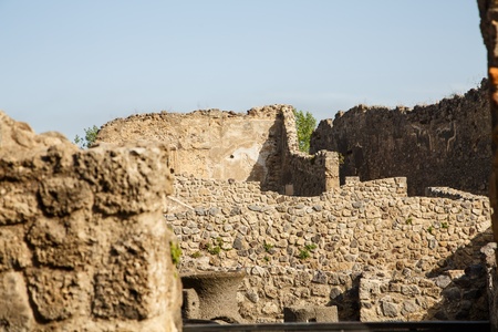 Crumbling walls in ancient ruins of Pompeii, Italyの写真素材