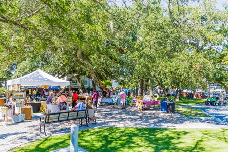ST. SIMONS, GEORGIA - October 4, 2014: St Simons Island, Georgia is the most family friendly of all the barrier islands.のeditorial素材