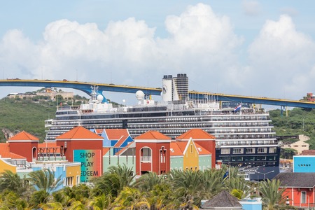 Cruise Ship Between Willemsted and Bridgeのeditorial素材