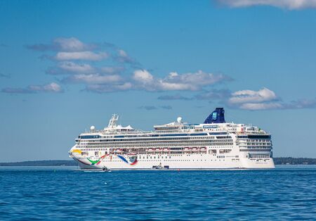 PORTLAND, MAINE - September 13, 2018: Tourism is a huge part of Portland's economy, as cruise ships bring in thousands of tourists to restaurants, bars, landmarks and shopping in the waterfront area.のeditorial素材