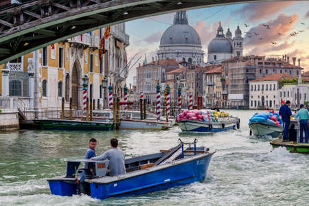 Heading to Marketのeditorial素材