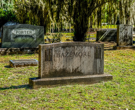 Old and New Graves in Bonaventure Cemetery of Savannahのeditorial素材
