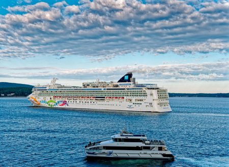 Norwegian Pearl and Tour Boatのeditorial素材