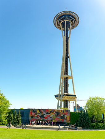 The Space Needle and Kids in Seattle, Washingtonのeditorial素材