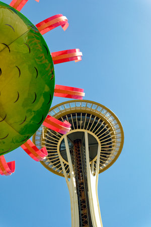 The Space Needle and Sculpture in Seattle, Washingtonのeditorial素材