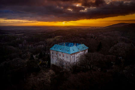 Houska Castle is an early Gothic castle. It is one of the best preserved castles of the period. Notable features include a predominantly Gothic Chapel, a green chamber with late-Gothic paintings.のeditorial素材