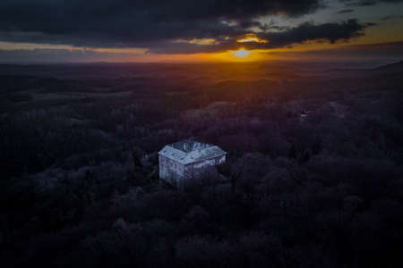 Houska Castle is an early Gothic castle. It is one of the best preserved castles of the period. Notable features include a predominantly Gothic Chapel, a green chamber with late-Gothic paintings.のeditorial素材