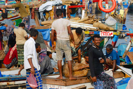 Al Hudaydah, Yemen, September 17, 2006 - Fishermen unload catch of the day from fishing boats in the port in Al Hudaydah, Yemen.のeditorial素材