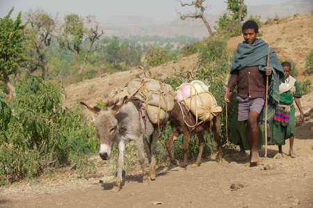Bahir Dar, Ethiopia, January 21, 2010 - People walk barefoot by countryside path in Bahir Dar, Ethiopia. Extreme poverty is a major social issue in Ethiopia.のeditorial素材