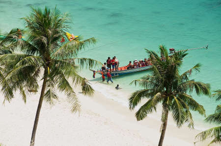 Koh Samui, Thailand, April 06, 2012 - Tourists disembark at the Mu Ko Ang Thong National park beach, Koh Samui, Thailand.のeditorial素材