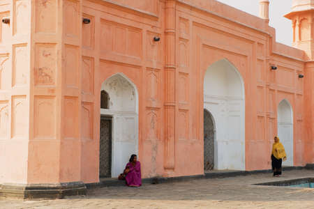 Dhaka, Bangladesh, February 22, 2014 - Women visit mausoleum of Bibipari in Lalbagh fort in Dhaka, Bangladesh.のeditorial素材