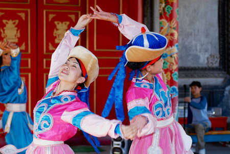 Ulaanbaatar, Mongolia - August 16, 2006: People wearing traditional costumes perform traditional dance in Ulaanbaatar, Mongolia.のeditorial素材