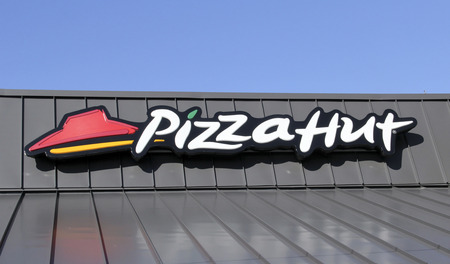 SPENCER , WISCONSIN Oct. 8, 2014: Pizza Hut Sign on a Store Front. Pizza Hut is a restaurant chain specielizing in Pizza's and Pasta dishesのeditorial素材