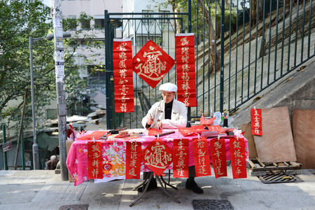 Hong Kong, China - January 18, 2014   Writing Chinese New Year antithetical couplets, that is a pair of lines of poetry which adhere to certain rules, they can better be described as a written form of counterpoint のeditorial素材