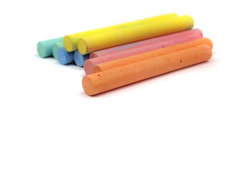 chalks in a variety of colours arranged on a white background
の写真素材