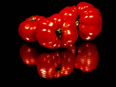 fresh organic tomatoes on a black background with water drop 
   の写真素材