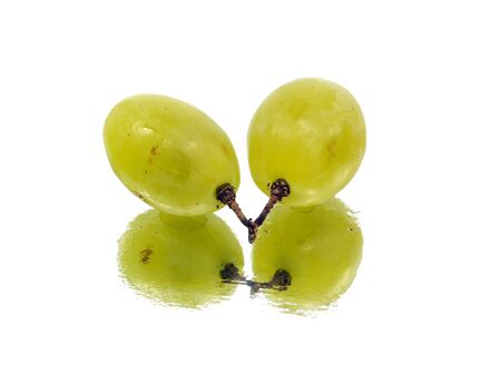 bunch of green grapes on a white background with water drops 
   の写真素材
