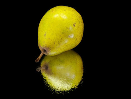 yellow organic pear on a black background with water drop
     の写真素材