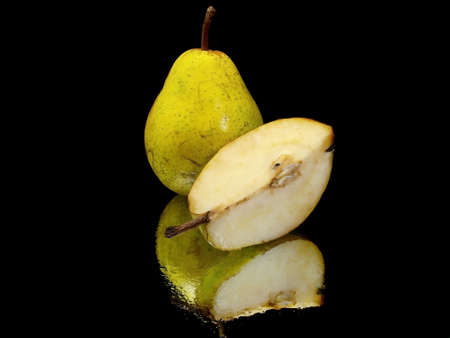 yellow organic pear on a black background with water drop
     の写真素材