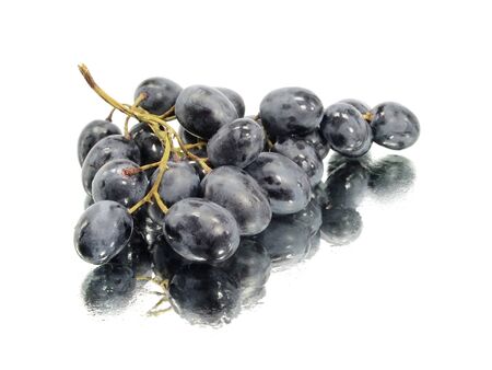bunch of grapes on a white background with water drops
の写真素材