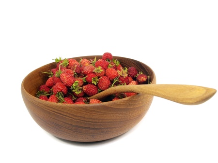 Red wild strawberry in wooden bowl on a white background 
     の写真素材