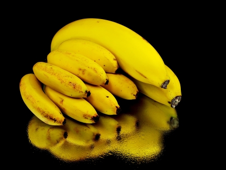 organic bananas on a black background with water drops
     の写真素材