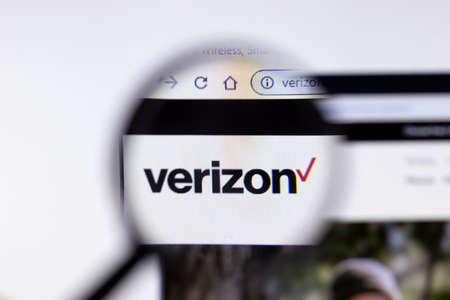New York City, USA - 5 February 2020: Verizon website page close up, Illustrative Editorial.のeditorial素材