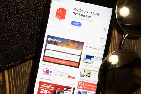 Los Angeles, California, USA - 12 February 2020: RedDoorz Hotel Booking App Store page close up , Illustrative Editorial.のeditorial素材