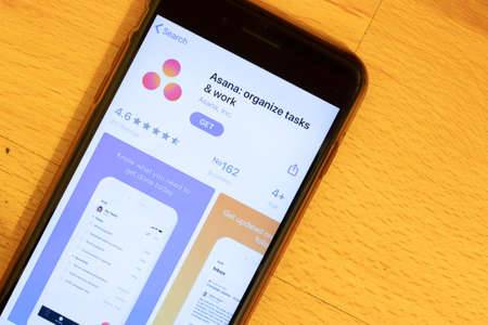 Los Angeles, California, USA - 12 February 2020: Asana App Store page close up , Illustrative Editorial.のeditorial素材