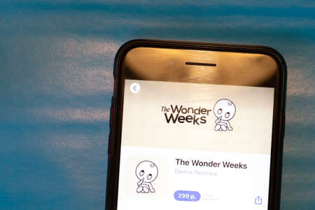 Los Angeles, California, USA - 15 March 2020: The Wonder Weeks mobile app logo on phone screen close-up , Illustrative Editorial.のeditorial素材
