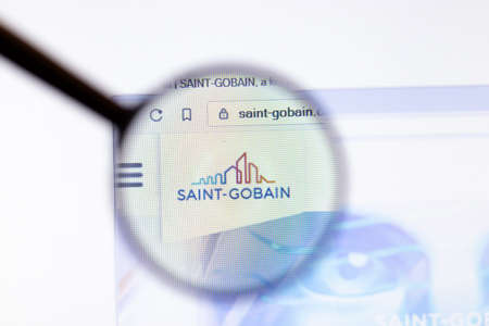 Los Angeles, California, USA - 20 March 2020: Saint-Gobain company logo on website page close-up on screen, Illustrative Editorial.のeditorial素材