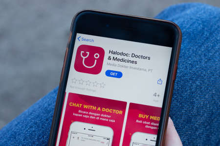 New York, USA - 1 May 2020: Halodoc app logo close-up on phone screen, Illustrative Editorial.のeditorial素材