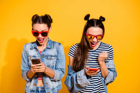 Sale discount concept. Two brunette hair lady in street style stの写真素材