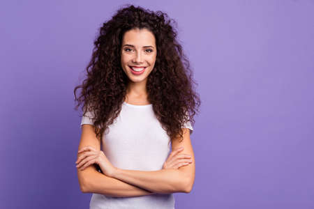Close up photo beautiful her she lady arms crossed smart clever eyes freelancer worker work job professional self-confident wear casual white t-shirt clothes outfit isolated violet purple backgroundの写真素材