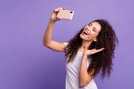 Portrait of her she nice attractive winsome lovely cheerful cheery funny girlish wavy-haired lady...