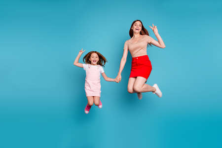 Full length photo of foxy little lady and her mom showing v-sign symbols wear casual clothes...