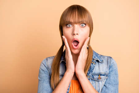 Close up photo of lovely attractive astonished impressed information horrible mistake failure isolated wear denim fashionable clothes jacket scream shout unbelievable unexpected beige backgroundの写真素材