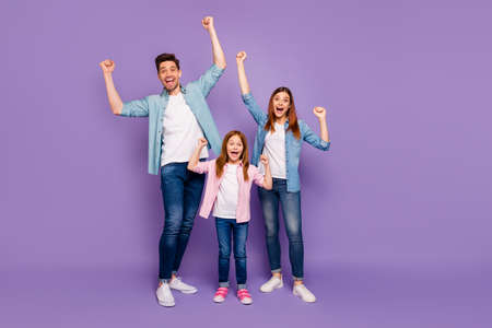 Full size photo of rejoicing dad mom and little foxy lady wear casual clothes isolated purple backgroundの写真素材