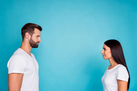 Profile photo of nice pair look eyes keeping silence wear casual outfit, isolated blue backgroundの写真素材