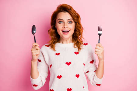 Close-up portrait of her she nice attractive lovely pretty glad cheerful cheery wavy-haired girl holding in hands crockery expecting tasty yummy festal meal isolated on pink pastel color backgroundの写真素材