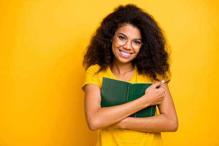Close-up portrait of her she nice attractive lovely intelligent cheerful cheery wavy-haired girl...