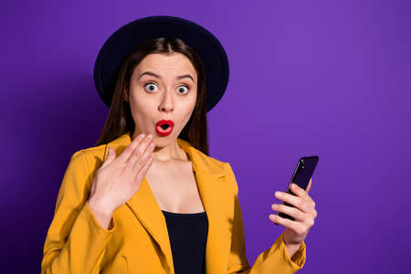 Omg unbelievable. Crazy girl use her cell phone blogging get notification unexpected reaction...